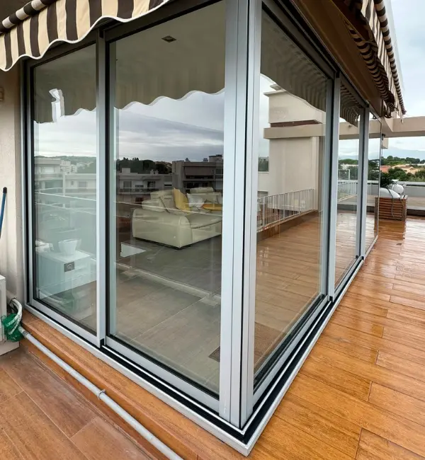 Baie vitrée coulissante aluminium en véranda, vue extérieure