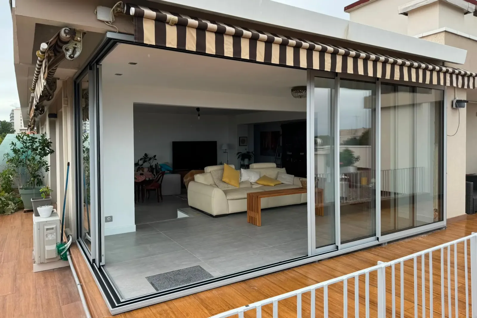 Baies vitrées coulissantes aluminium ouvrant sur une terrasse, Alpes-Maritimes